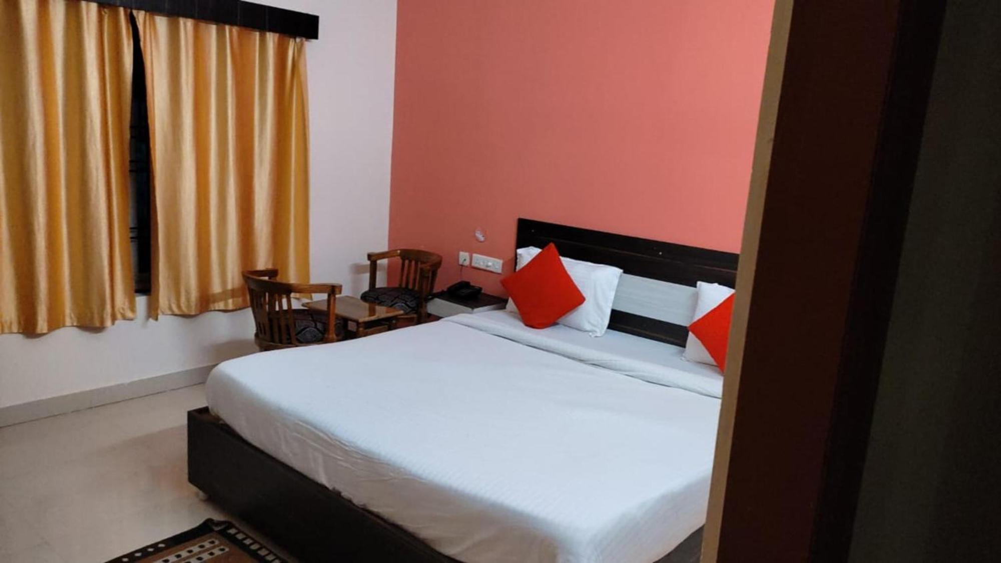 Goroomgo Blue Bell Bhubaneswar - Well Decorated Room -Wifi And Parking Facilities Available Экстерьер фото